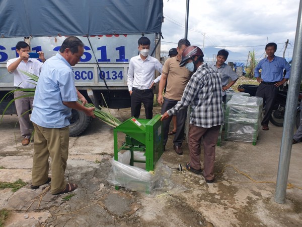 Tây Hòa: Kết quả thực hiện mô hình cơ giới hóa hỗ trợ máy thái cỏ