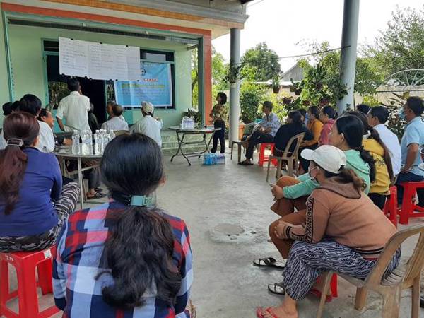 Tập huấn ngay tại hiện trường hướng dẫn, thực hành kỹ thuật ủ chua dự trữ thức ăn xanh và chế biến phối trộn thức ăn cho bò