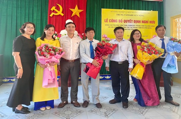 Trang trọng tổ chức Lễ trao Quyết định nghỉ hưu cho lãnh đạo và viên chức ngành Khuyến nông