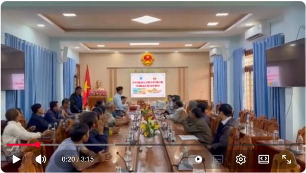 Trung tâm Khuyến nông Đắk Lắk phối hợp cùng Công ty TNHH phát triển nông nghiệp Phương Nam hỗ trợ giống ngô lai, một số chế phẩm vi sinh cho nông dân. 